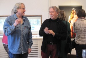 Herman Tulp (links) en collega Rein Pol tijdens de opening van Herman Tulp's expositie in Galerie Wildevuur.